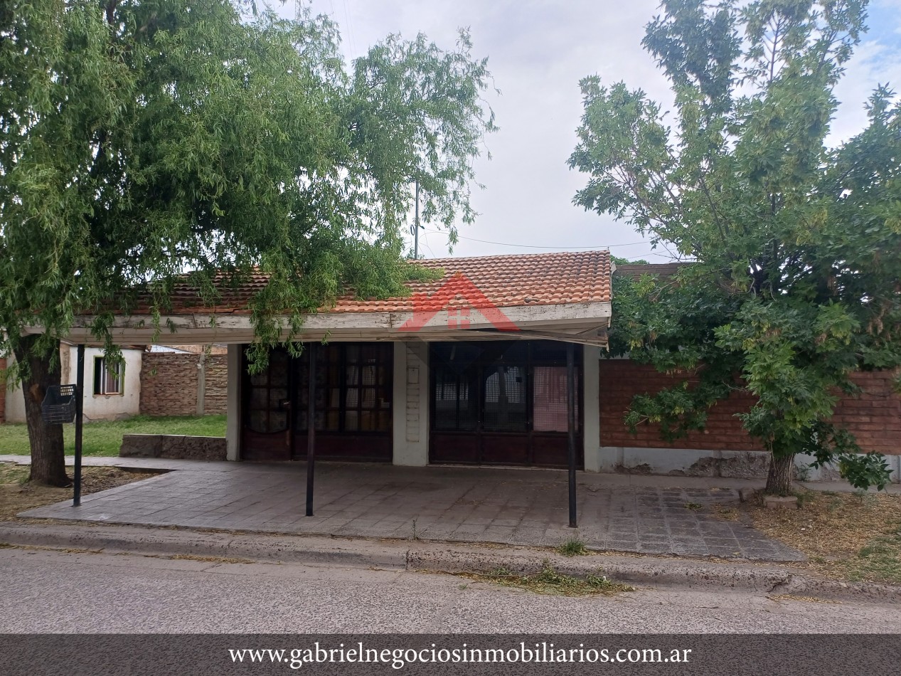 Casa con Salon Comercial - En Venta
