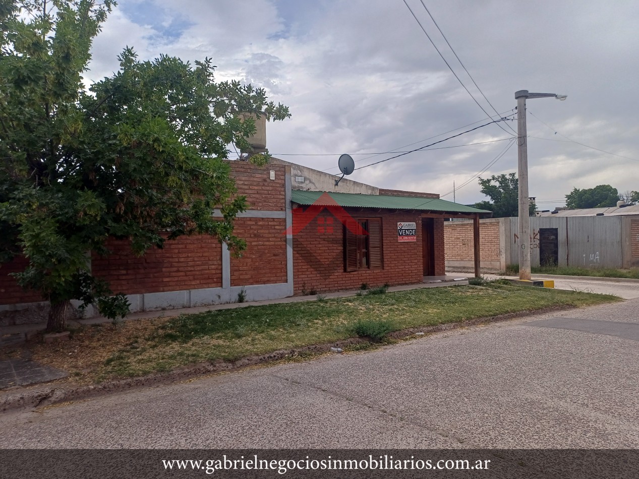 Casa con Salon Comercial - En Venta