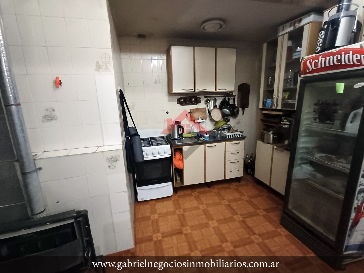 Casa con Salon Comercial - En Venta