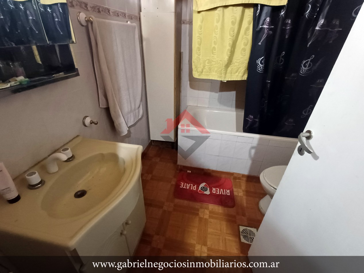 Casa con Salon Comercial - En Venta